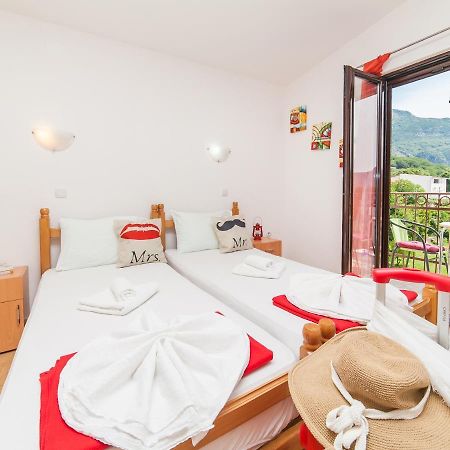 Apartments Viktorija Petrovac Екстер'єр фото
