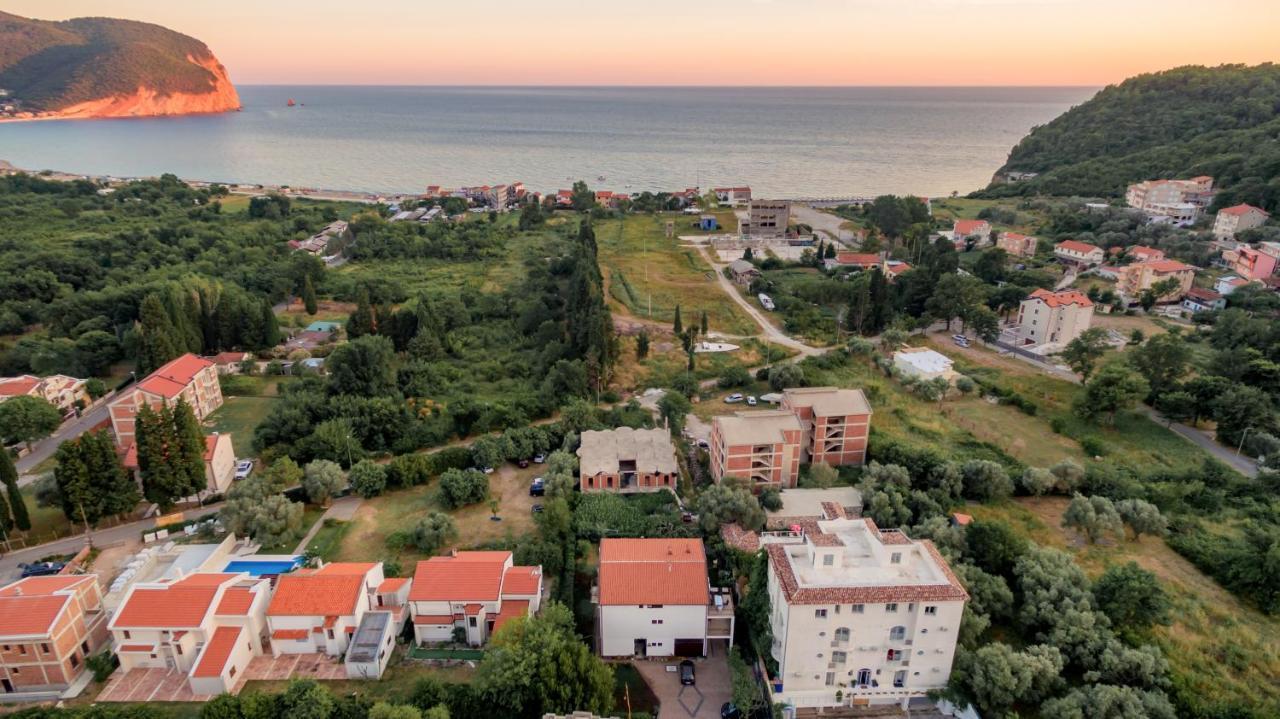 Apartments Viktorija Petrovac Екстер'єр фото