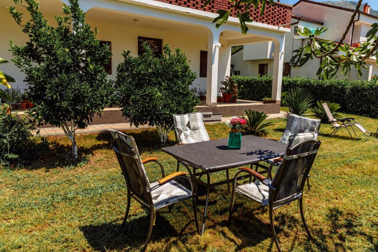 Apartments Viktorija Petrovac Екстер'єр фото