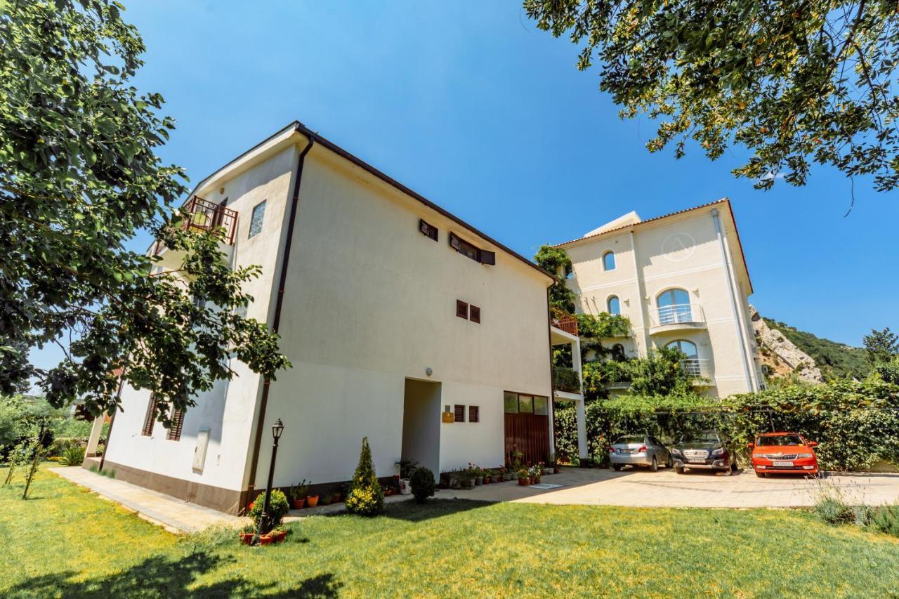 Apartments Viktorija Petrovac Екстер'єр фото
