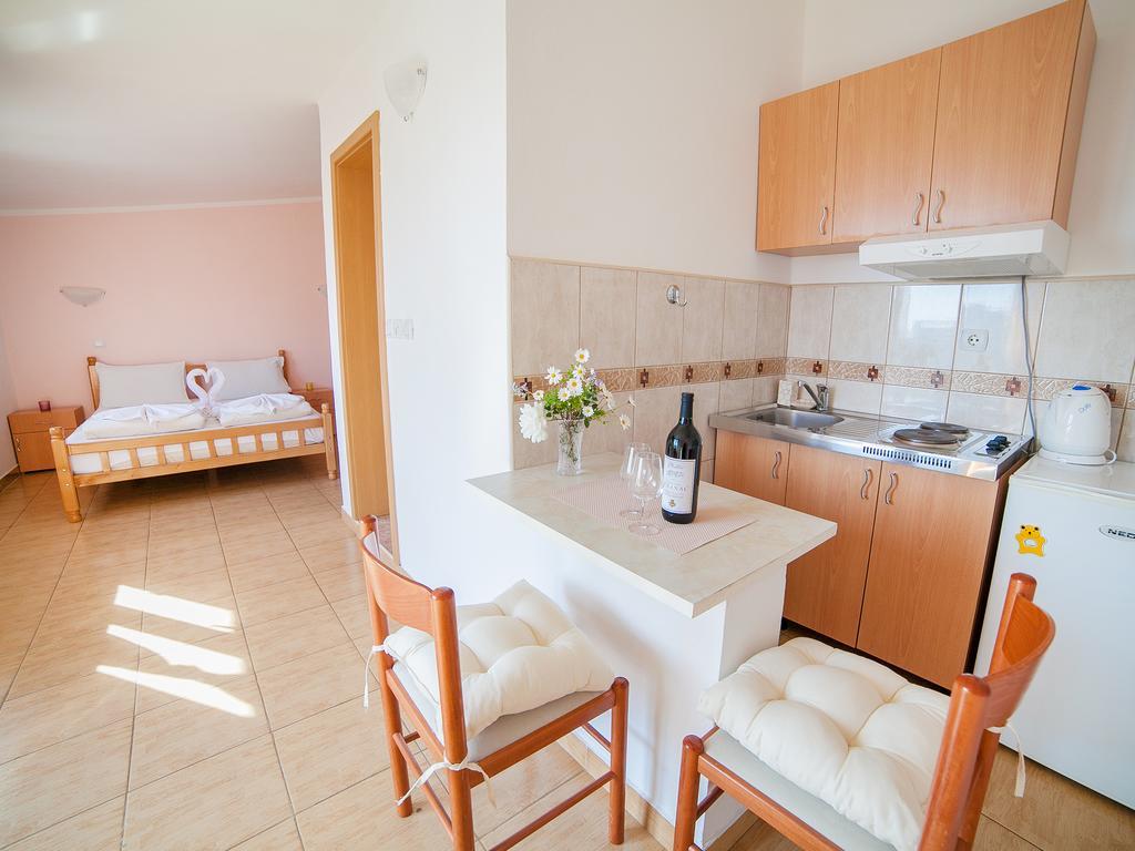 Apartments Viktorija Petrovac Номер фото