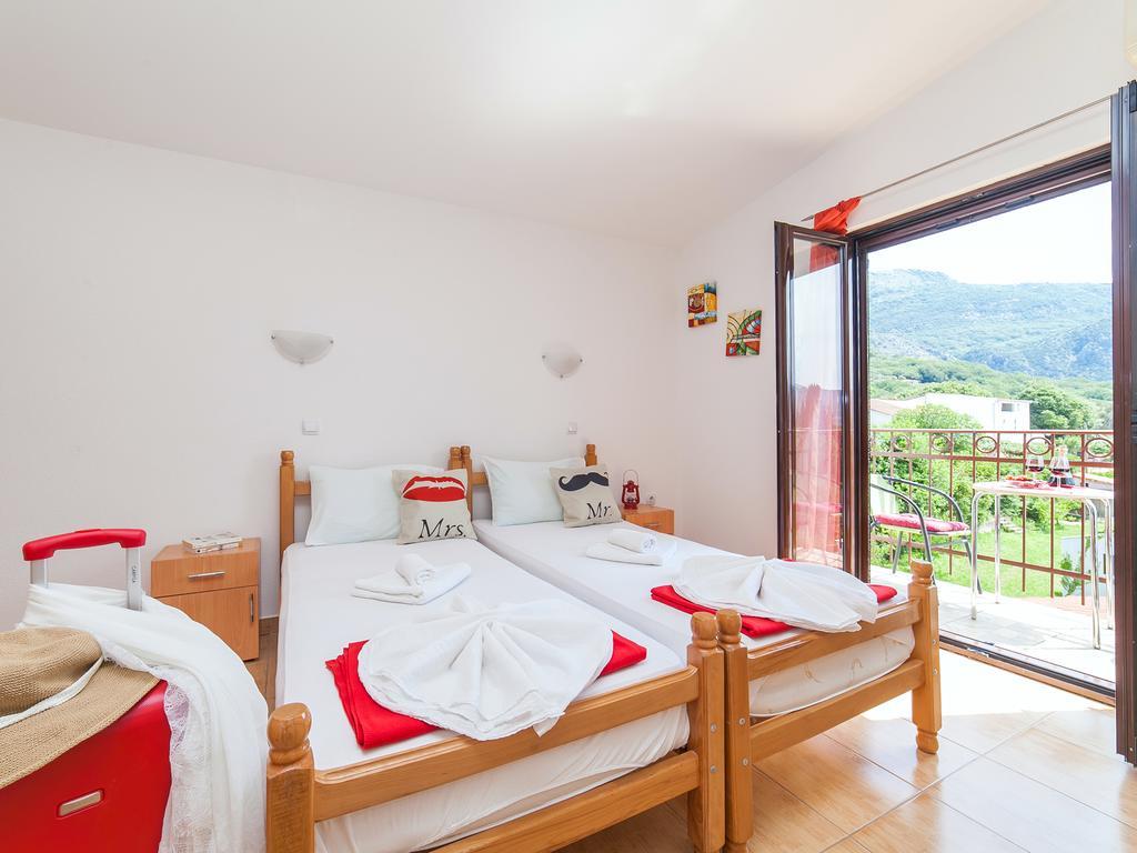 Apartments Viktorija Petrovac Екстер'єр фото