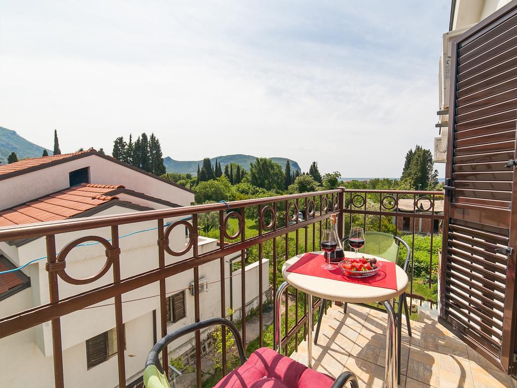 Apartments Viktorija Petrovac Екстер'єр фото