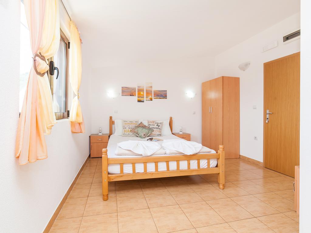 Apartments Viktorija Petrovac Екстер'єр фото